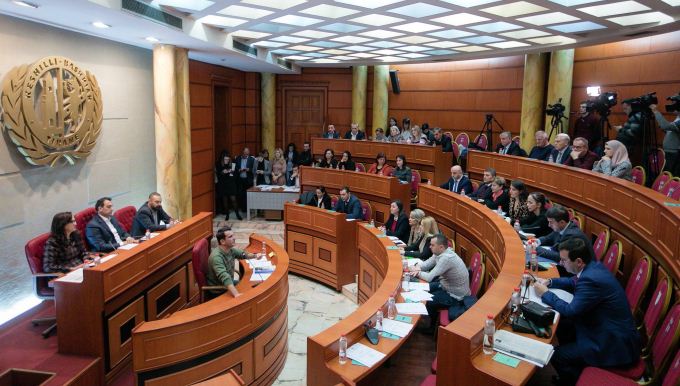 Mblidhet Keshilli Bashkiak i Tiranes: Miratohet fondi per shtepite e demtuara ne Korce